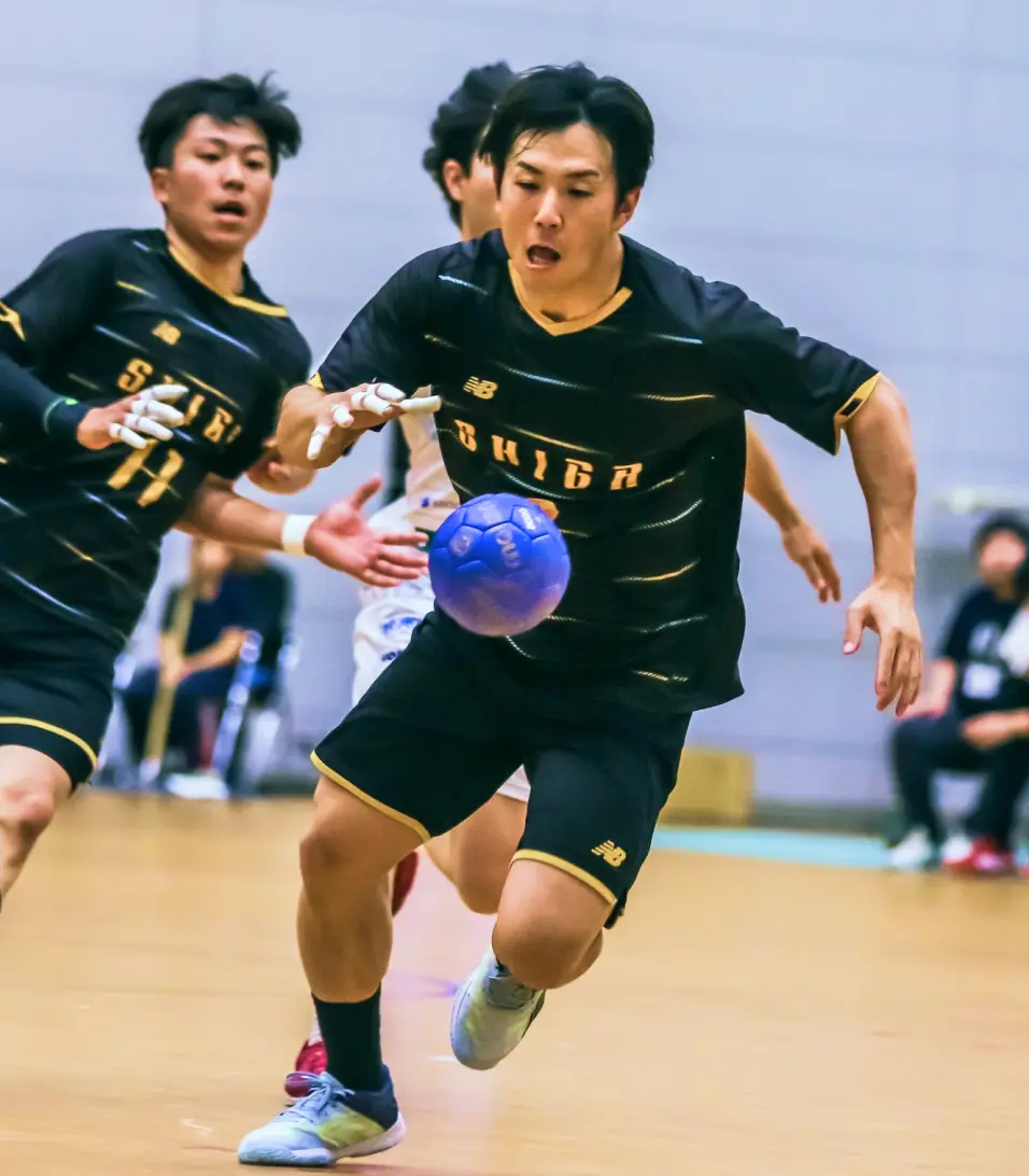 クレスタ滋賀の選手が試合中にボールを持って駆け抜ける瞬間